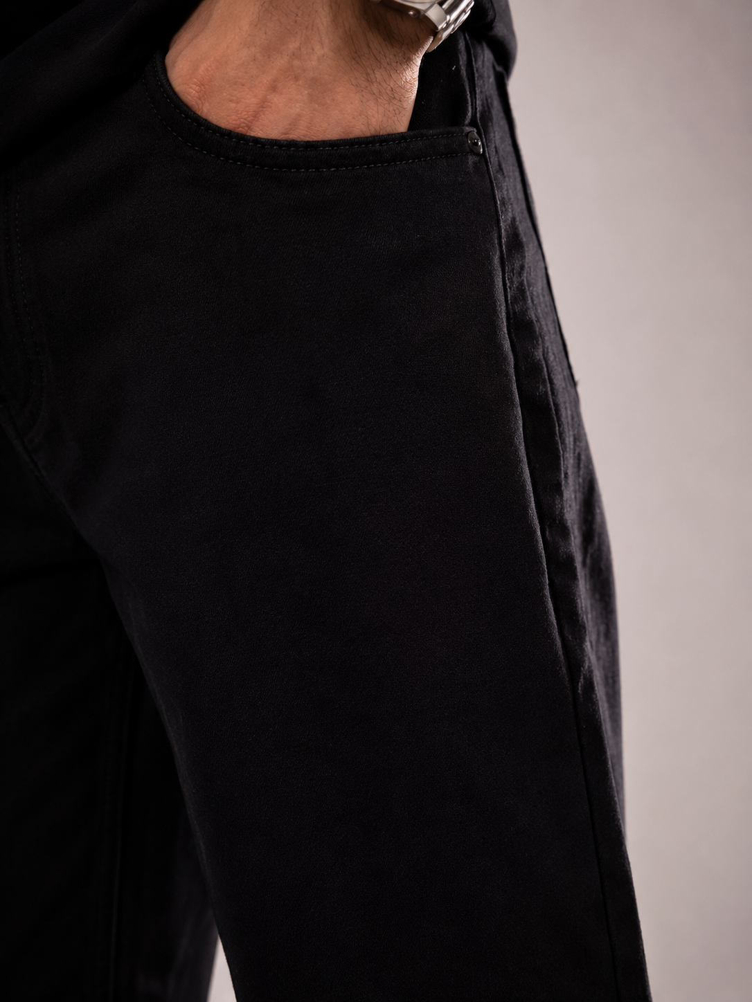 Classic Black – Straight Fit Denim